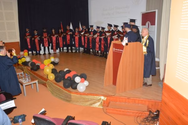 Yakın Doğu Üniversitesi Eczacılık Fakültesi İlaç İle İlgili Tüm Çalışma Alanlarında Çalışmalarını Yürütebilme Donanımına Sahip Yeni Mezunlarını Verdi…