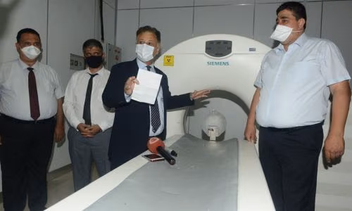 “Bakan Pilli, Yeni Bir Tomografi Cihazı Alınan Ayaktan Tanı Merkezi’ni Ziyaret Etti”