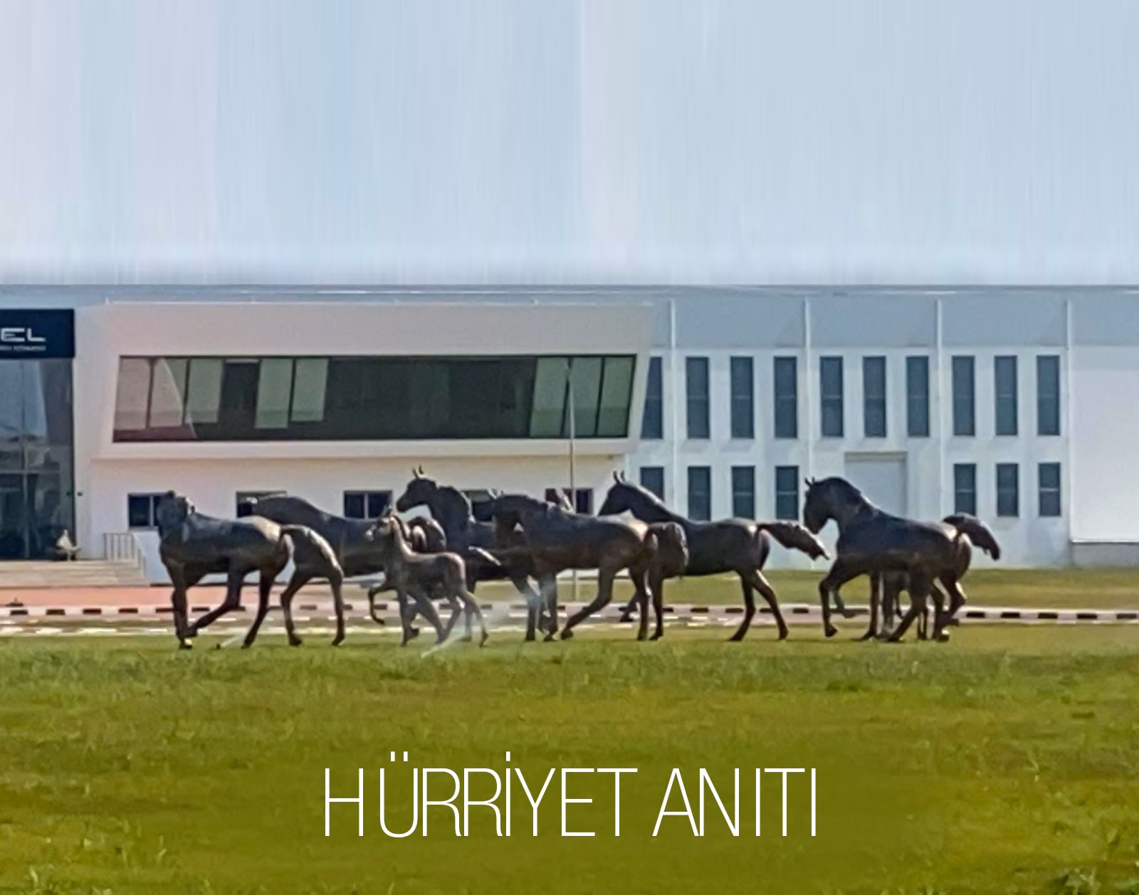 Yakın Doğu Üniversitesi Kampüsünde Sergilenmeye Başlanan “Hürriyet Anıtı”, “Haberciler Anıtı” Ve “Teknoloji Avcısı Anıtı” Görülmeye Değer Bir İhtişama Sahip…