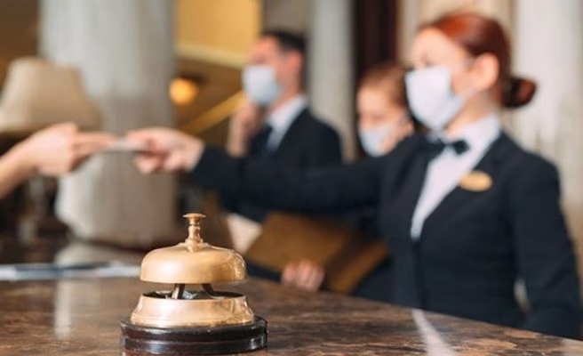 Turizm ve Çevre Bakanlığı, geçen hafta boyunca kapalı turizm sistemi ile 399 kişinin turist olarak adaya gelip, konakladığını açıkladı. Bakanlıktan verilen bilgiye göre, üç günlük seyahat kap