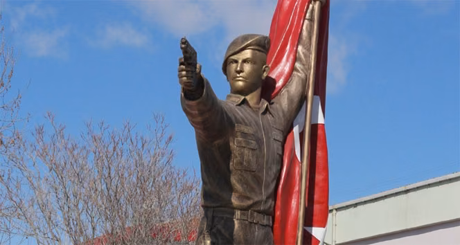Şehit Ömer Halisdemir’in Heykeli Dikildi