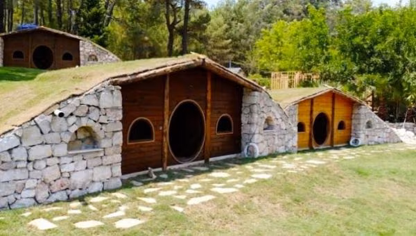 Turizmde Doğa Dostu Bir Proje: Hobbit Evleri