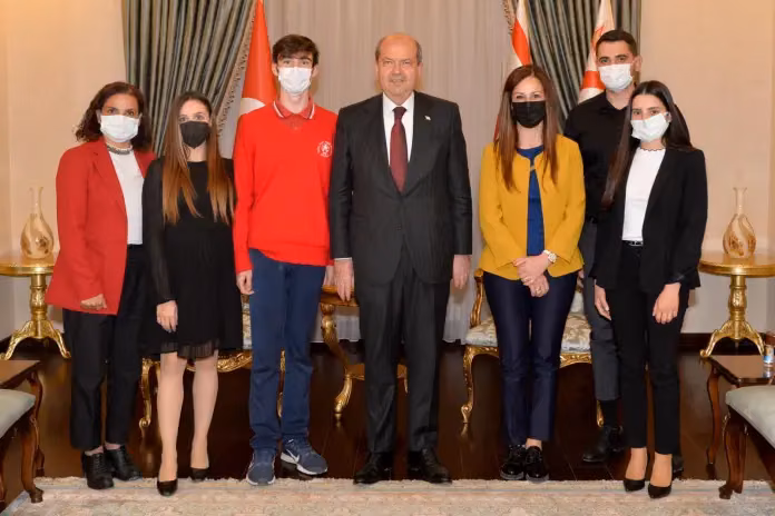 CUMHURBAŞKANI TATAR, HARVARD ÜNİVERSİTESİ’Nİ KAZANAN GÜZELYURT TMK ÖĞRENCİSİ BENJAMİN WALTER VE ÖĞRETMENLERİNİ KABUL ETTİ