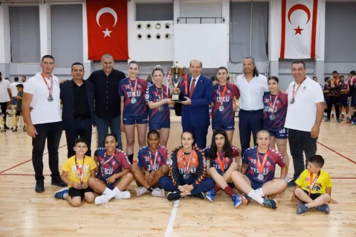 Cumhurbaşkanı Tatar, Hentbol Cumhurbaşkanlığı Kupası Karşılaşmalarını İzledi