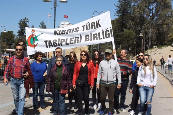 Kıbrıslı Hekimler, Türkiye’deki Meslektaşlarına Destek İçin Yürüdü