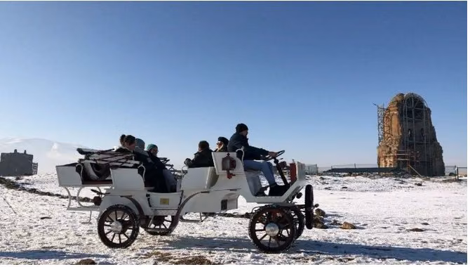 Ani Ören Yeri'nde elektrikli fayton, hizmete sunuldu.