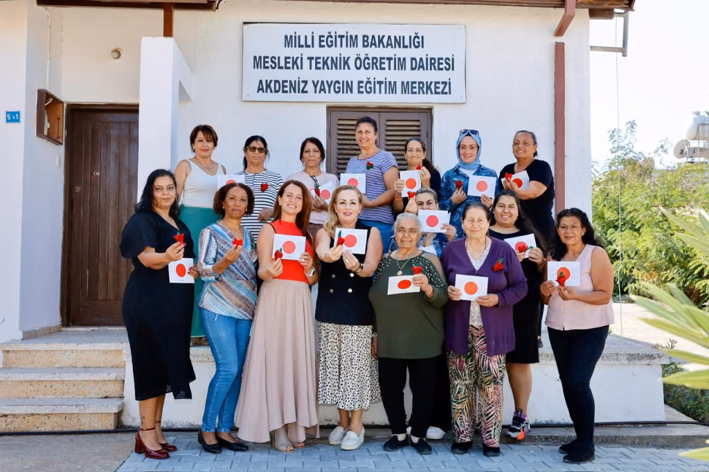 Cumhurbaşkanı’nın Eşi Sibel Tatar, Kursiyerlerle Keçeden Medoş Lalesi Yaptı