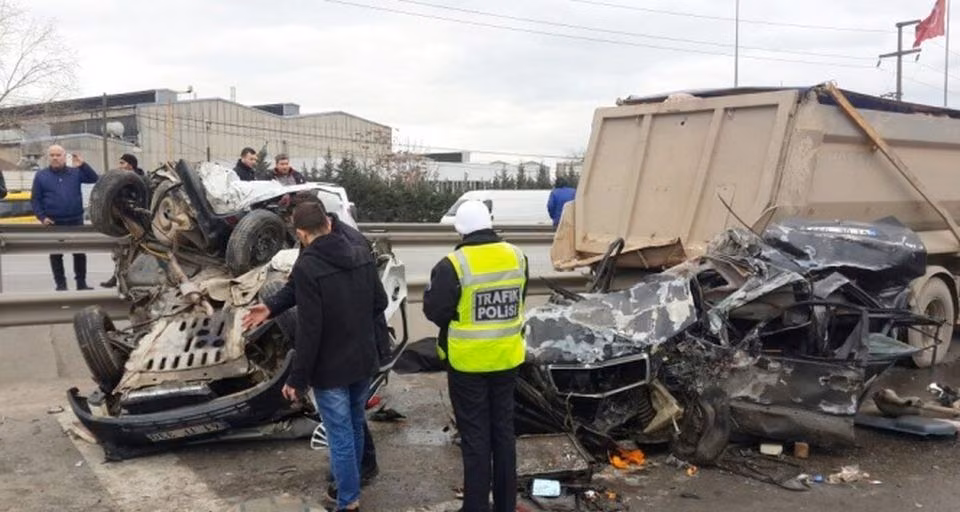 Kamyonun Freni Patladı,12 Aracı Hurdaya Çevirdi.1 Kişi Öldü 10'dan Fazla Yaralı Var