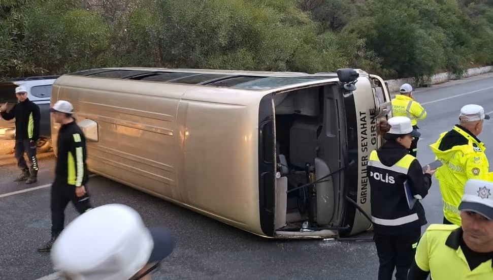 Ciklos’ta Otobüs Devrildi: 2 Kişi Yaralandı