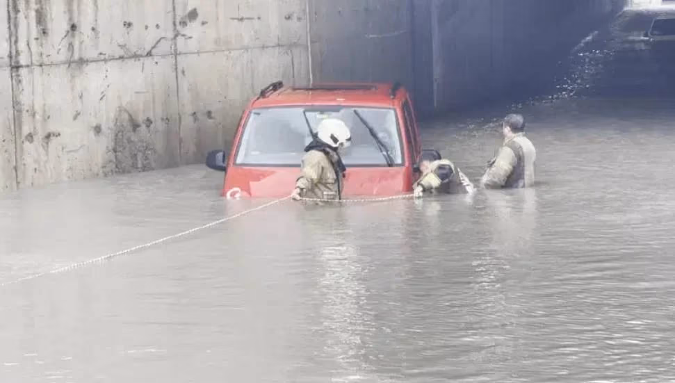 İstanbul’da Sağanak Hafifledi, Heyelan Tehlikesi Sürüyor: Cuma Yeni Yağış Geliyor