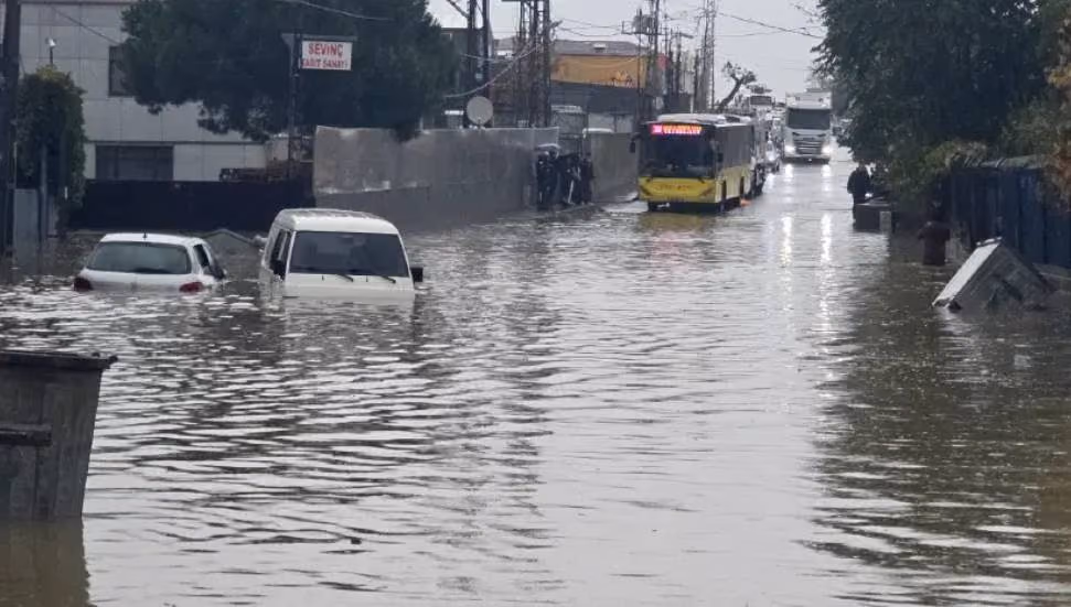 İstanbul'u Sağanak ve Fırtına Vurdu: Yollar Göle Döndü, Bir Kişi Suya Kapıldı