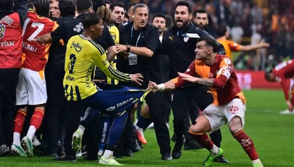 Maç Bitti Saha Karıştı: Kavga Eden Abdülkerim ile Brown'a Kırmızı Kart
