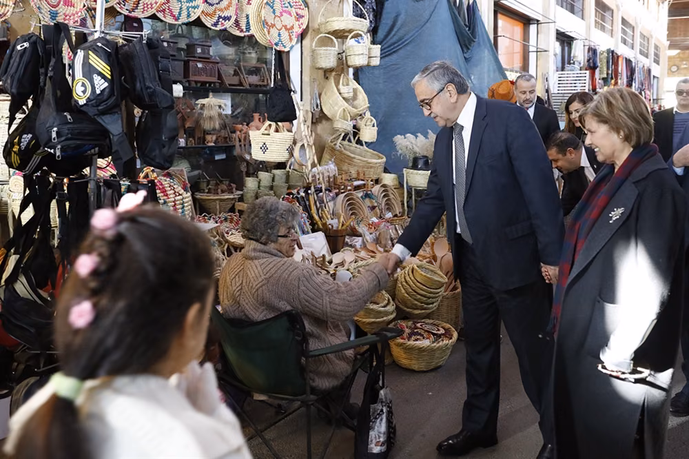 Cumhurbaşkanı Akıncı, Çarşıyı Gezerek Halkın Yeni Yılını Kutladı