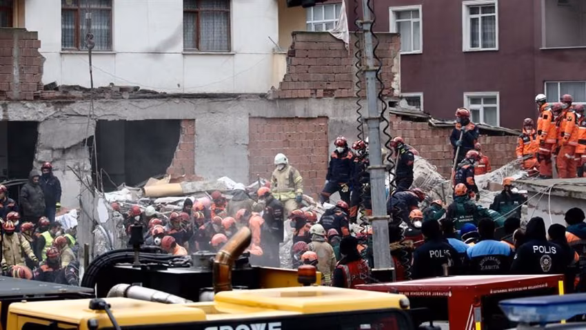İstanbul’da Çöken Binada Can Kaybı 14’e Yükseldi