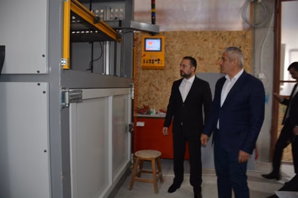 Ekonomi ve Enerji Bakanı Taçoy Günsel Araba Fabrikasını Ziyaret Etti