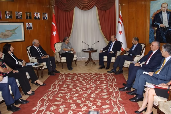 Başbakan Tatar, Yüksek Mahkeme Başkanı Şefik ve Beraberindeki Heyeti Kabul Etti
