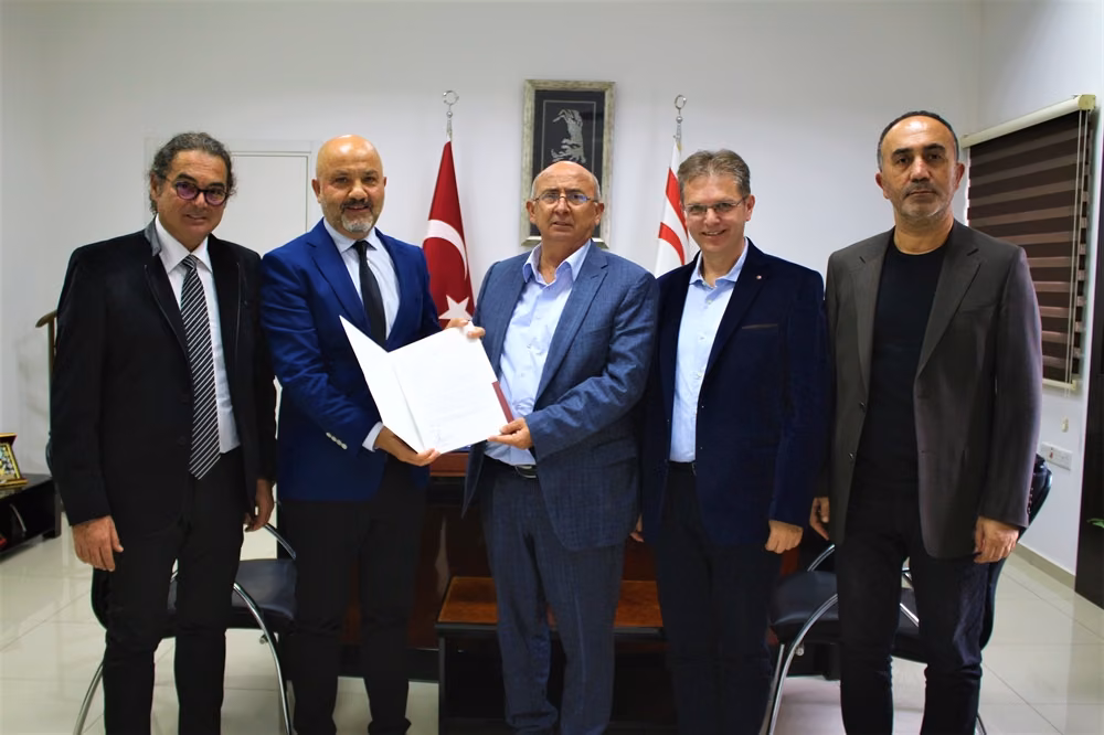 Kıbrıs’ta HIV Salgını Analiz Raporu Bakan Cemal Özyiğit’e Sunuldu