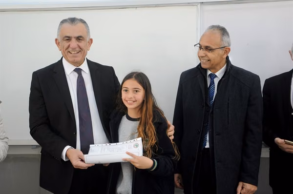 Çavuşoğlu,Atleks Sanverler Ortaokulu’nda Öğrencilerle Karne Dağıttı