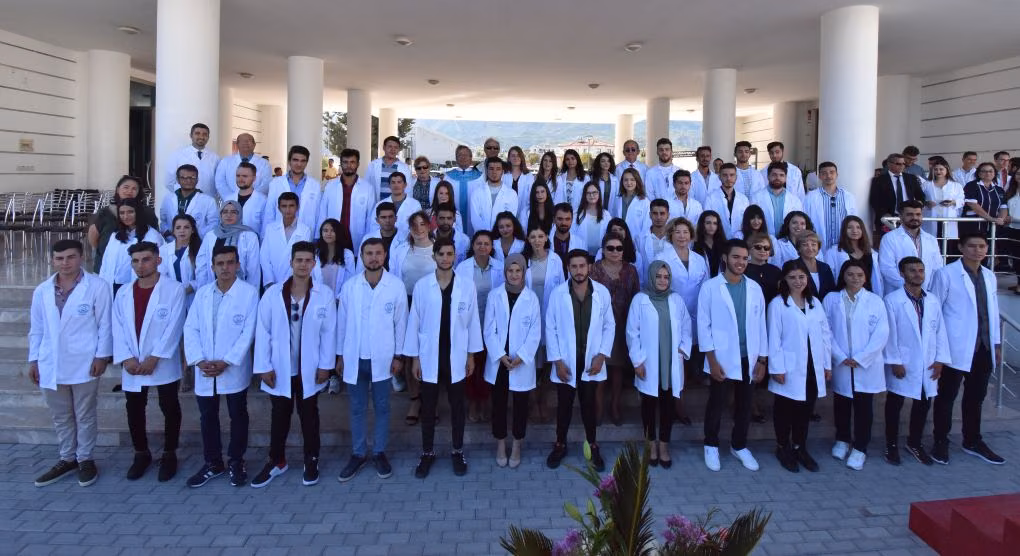Girne Üniversitesi Sağlık Bilimleri Fakültesi Öğrencilerinin Beyaz Önlük Giyme Töreni Heyecanı…