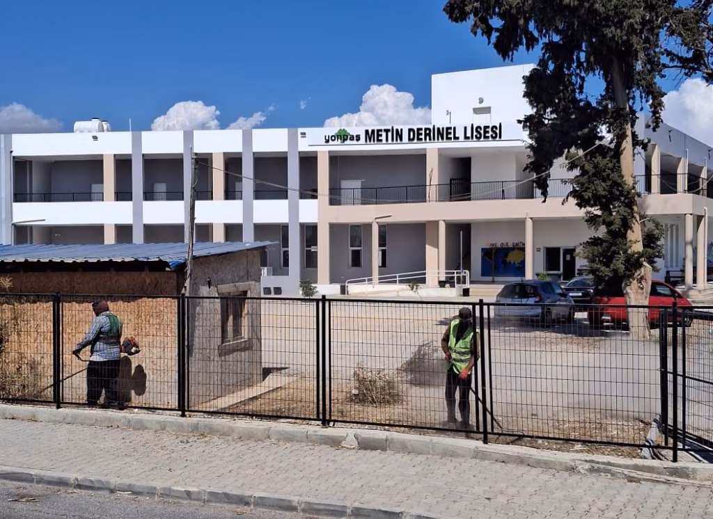 Gazimağusa Belediyesi’nin okullardaki temizlik çalışmaları sürüyor