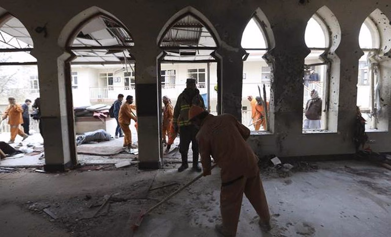 İntihar Bombacısı Kendini Camide Patlattı