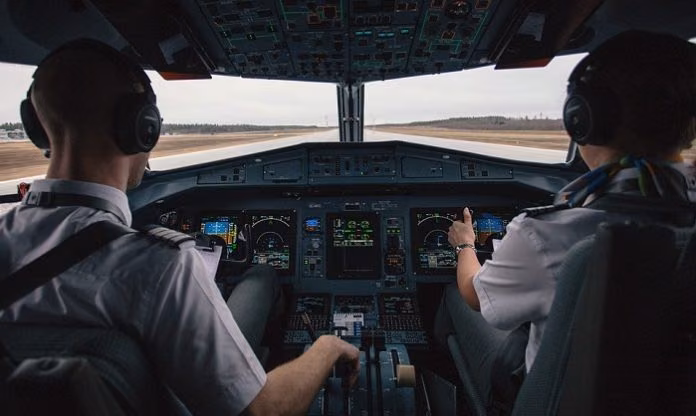 Aşı Olmayan Pilotlarını Ücretsiz İzne Gönderiyor