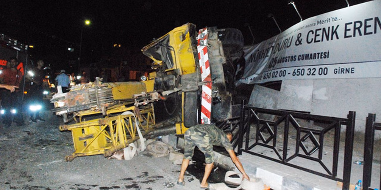 Kavşakta Devrilen Vinç Büyük Korku Yarattı